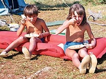 Jugoslávie, ostrov Krk, 1969. Jídlo se vozilo z domova, ale dtem se vdycky na...