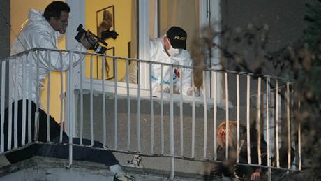 Po pestelce v dom v Zábhlicích zstala dv tla leet na balkon. (14. listopadu 2009)