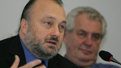 Debata o mediální politice firem a politik� na brn�nském výstavi�ti. Zú�astnili se mimo jiné Milo� Zeman a Ladislav Jakl.