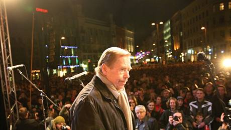 Václav Havel na brnnském námstí Svobody pi výroí Sametové revoluce