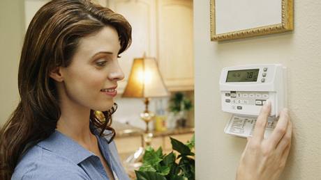 Programovatelný termostat pro komfortní řízení teploty v domě