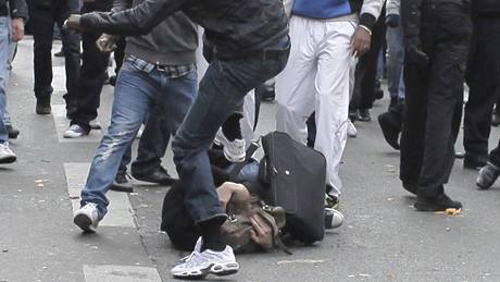 Nejmén ti lidé utrpli pi nepokojích v Paíi zranní (16. 11. 2009)