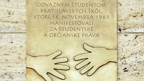 Na Univerzit Komenského v Bratislav si pipomnli 20. výroí pádu komunismu odhalením pamtní desky (16. 11. 2009)