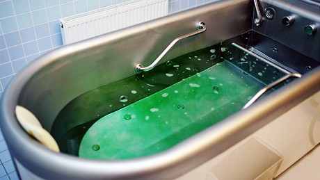 Koupel vyrobená z výtak citronové trávy má zelenou barvu