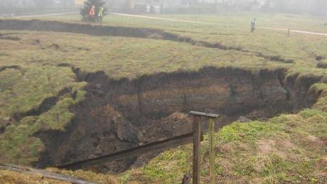 Propadlý �elezni�ní tunel u Jablunkova na T�inecku.