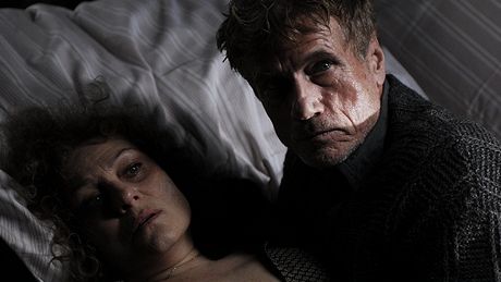 Karla Rodena ve filmu Oko ve zdi uvzní neznámý tyran v oputném dom i s milenkou.