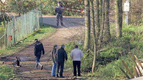 Kriminalisté prohlíejí místo pestelky v Hajanech na Strakonicku. (12. listopadu 2009)