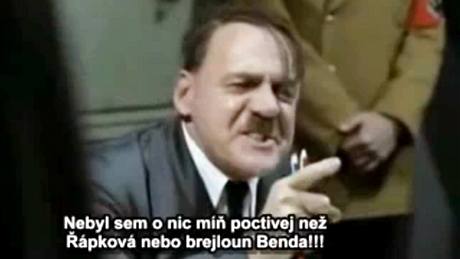 Zábr z videa "JUDr. Hitler v Plzni"