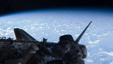Pohled na Zemi z raketoplánu Atlantis na obné dráze