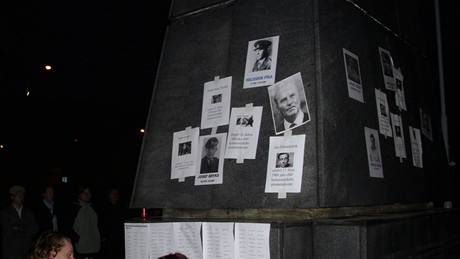 Srp a kladivo na pomníku v Králov Poli pekryly portréty a seznamy obtí komunismu  