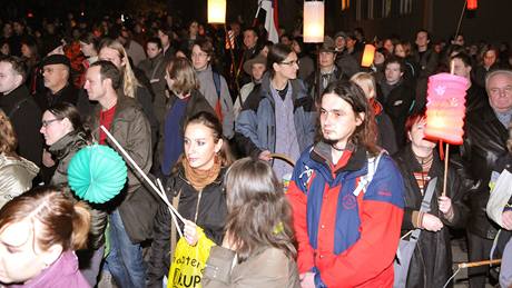 Pochod student v Brn k výroí spoleenských zmn v roce 1989.