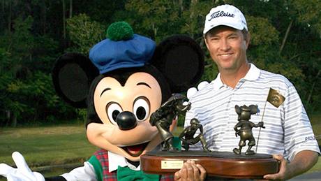 Loni v Disneylandu vyhrál Davis Love III. Komu Mickey Mouse pedá pohár letos?