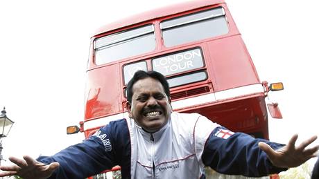 Manjita Singha odtáhl londýnský autobus na rekordní vzdálenost jen svými vlasy