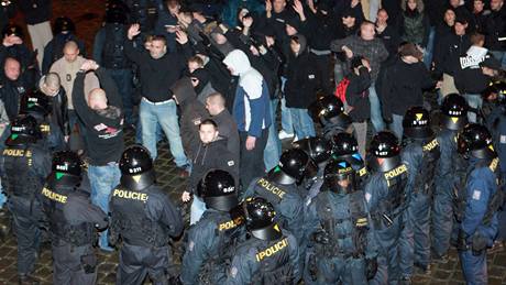 lenové neonacistického Národního odporu pi bitce s policisty v Praze na Výtoni.