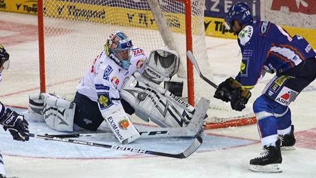 Liberec - Kladno: hostující  Jaroslav Kalla (vpravo) st�ílí, domácí gólman Marek Pinc chytá.
