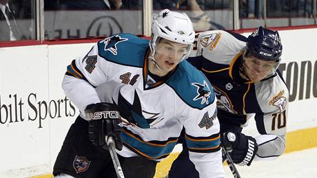 Nashville - San Jose: hostující Marc-Edouard Vlasic (vlevo) a Martin Erat.