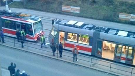 Dv tramvaje se ráno srazily na zastávce.