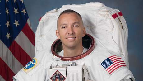 Americký astronaut Randolph Bresnik instaloval antény a dalí zaízení u ISS (snímek z 29. ervence 2009)