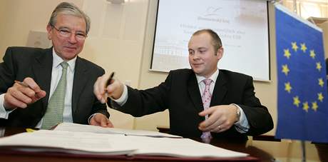 Zástupce Evropské investiní banky Jean Vrla a hejtman Michal Haek podepsali smlouvu o dvoumiliardové pjce pro Jihomoravský kraj