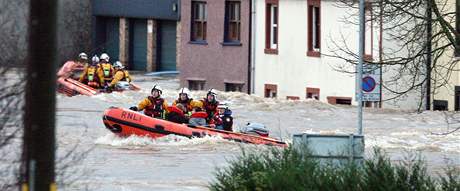 Zchrani evakuuj v Cumbrii obyvatele zaplavenho msta Cockermouth (20. listopadu 2009)