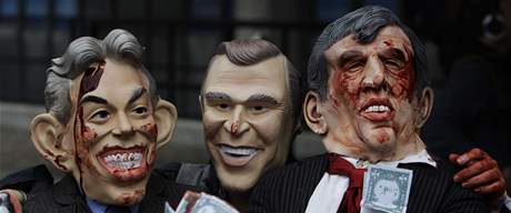 Protestující proti válce v Iráku s maskami (zleva) Tonyho Blaira, George Bushe a Gordona Browna před konferenčním centrem, kde začalo slyšení v rámci vyšetřování války v Iráku. (24. listopadu 2009)