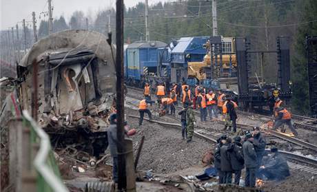 Místo vlakového netstí u msta Bologoje, kde vykolejil rychlík smující z Moskvy do Petrohradu (28. listopadu 2009)
