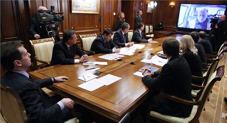 Rusk prezident Dmitrij Medvedv svolal kvli vlakovmu netst mimodnou schzku. (28. listopadu 2009)