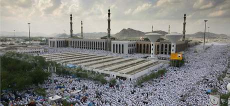 Hadd - muslimt poutnci se modl v Araftu pobl Mekky. (26. listopadu 2009)