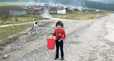 Dvátko v romské osad na Slovensku. Ilustraní foto