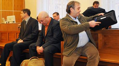 Soud s významným lobbistou Machaem. (nedostavil se) Na snímku ostatní obalovaní - zprava Ale Skepek, Milan ernoek a Gediminas Masteika.  
