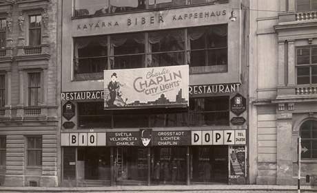 Bio DOPZ. Kino Drustva obchodnch a prmyslovch zamstnanc na Moravskm nmst zaalo promtat 28. prosince 1929. A tyikrt mnilo nzev, pes Moskvu k souasn Scale.