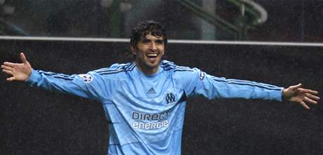 Argentinský záloník Lucho skóroval v dresu Marseille v Lize mistr proti AC Milán.