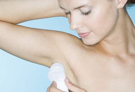 Souvislost mezi pouíváním deodorantu a rakovinou prsu nebyla nikdy prokázána. (Ilustraní fotografie.)