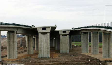 Výstavba mimoúrovové kiovatky v Letanech zkomplikuje dopravu na pldruhého roku. Ilustraní foto