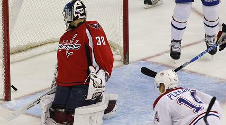 Tom Plekanec z Montrealu Canadiens pekonv svho krajana v brance Washingtonu Capitals Michala Neuvirtha.