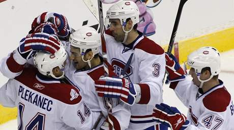 Tomá Plekanec z Montrealu Canadiens (zcela vlevo) se raduje se svými spoluhrái z trefy do sít Washingtonu Capitals