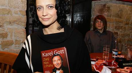 Lucie Bl poktila knihu o Karlu Gottovi