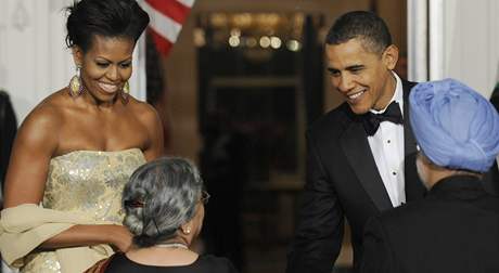 První dáma Spojených států Michelle Obamová na úterní recepci pořádané v Bílém domě na počest indického premiéra Manmóhana Singha a jeho choti 
