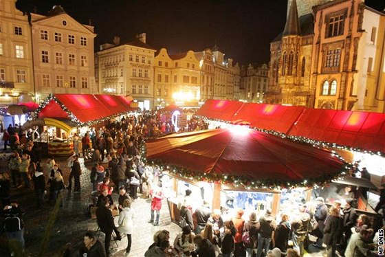 Do vánočního hávu se Staroměstské náměstí letos oblékne 27. listopadu. Ilustrační foto