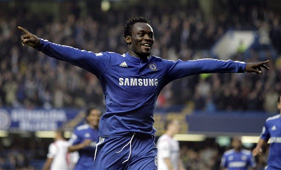 Chelsea: Michael Essien se raduje z gólu