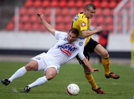 Kladno - Bohemians 1905: kladenský Tomá Klinka (vlevo) v souboji s Ferencem