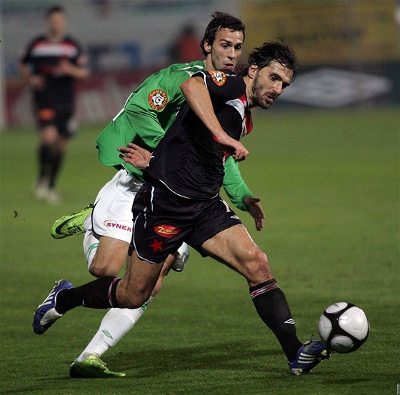 Podzimní ligový duel Jablonec - Slavia skonil remízou 1:1; na snímku bojuje domácí Marek Jarolím (v zeleném) s Matejem Krajíkem