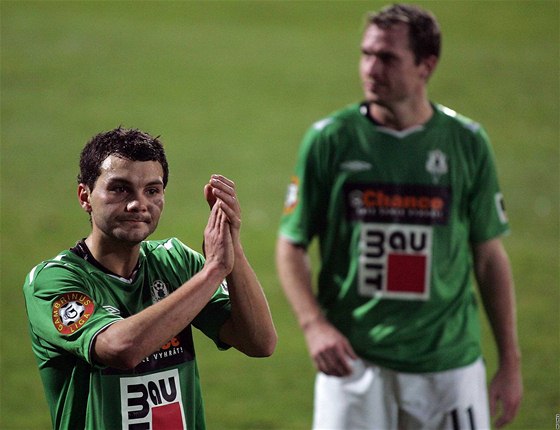 Jablonec: obránce Lubo Louka (vlevo) a záloník Tomá íek po zápase zdraví fanouky