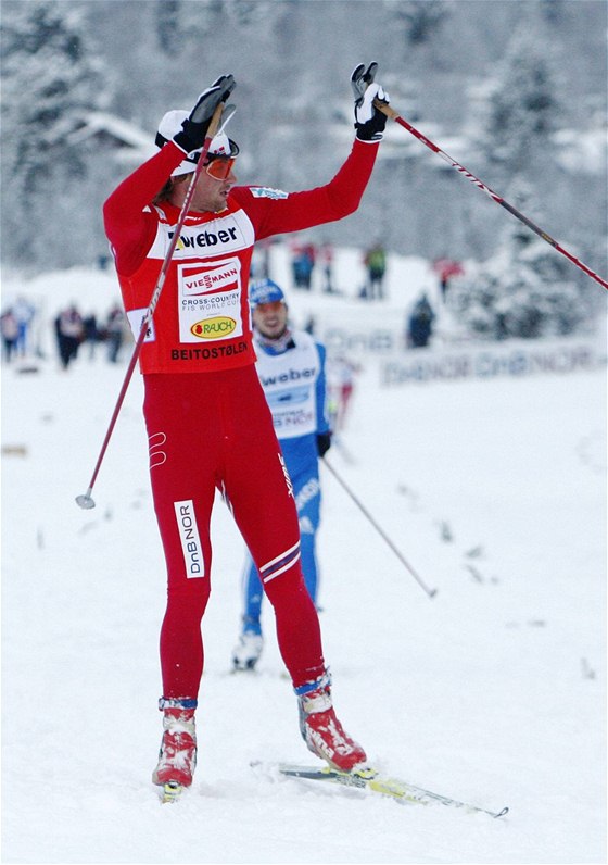 Peter Northug se raduje z vítzství.