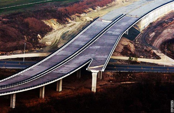 Stát bude pokračovat ve stavbě všech silnic a dálnic s výjimkou čtyř úseků. Ilustrační foto.