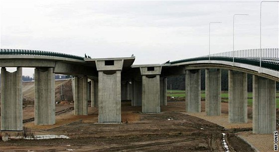 Výstavba mimoúrovové kiovatky v Letanech zkomplikuje dopravu na pldruhého roku. Ilustraní foto