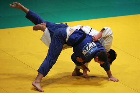 Judo - exhibice, Luk Krplek (v modrm) - Naidan Tuvinbajar 