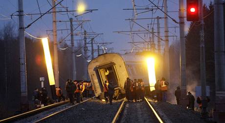 Nvsk expres, kter vykolejil asi 350 kilometr od Moskvy. ady spekuluj o teroristickm toku. (28.11.2009)