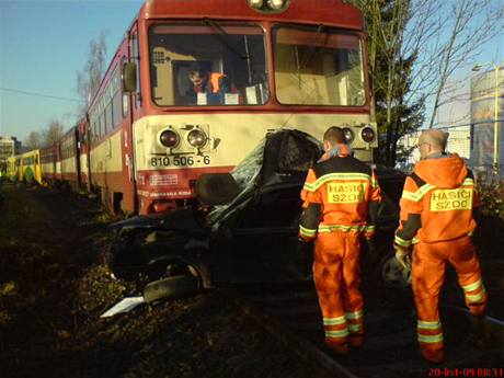 Nehoda fiatau a motorovho vlaku v Ronov pod Radhotm (20.11.2009)