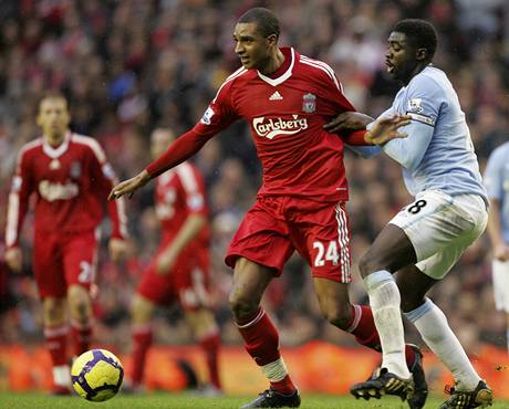 Liverpool - Manchester City: domc David Ngog (vlevo) a Kolo Tour